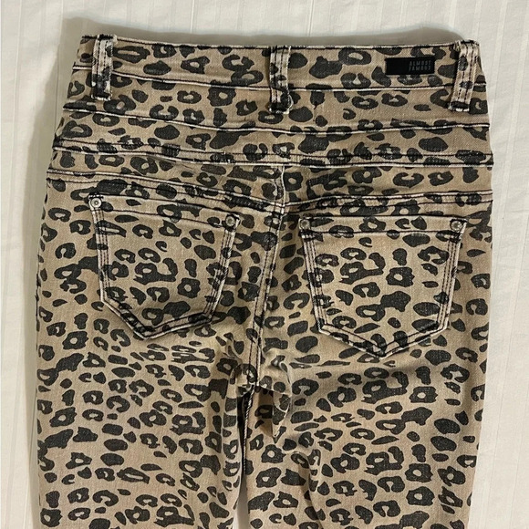 Almost Famous Animal Print Leopard Print Mid Rise Skinny Jeans Size 5 A2 - Picture 8 of 16